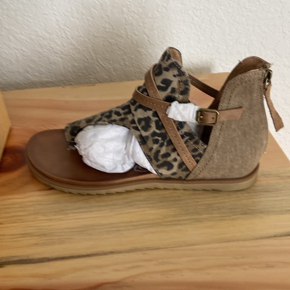 Women’s Very G Leopard/Tan Sandals - Picture 3 of 3